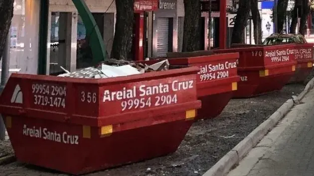 Caçambas do Areial Santa Cruz posicionadas em rua da cidade