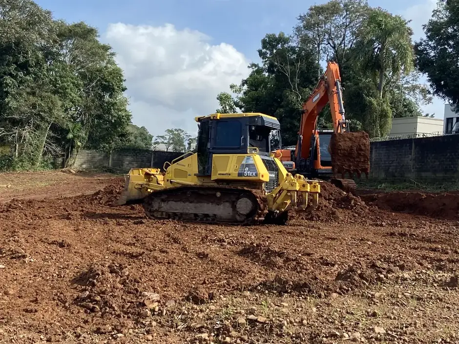 Trator de esteiras e escavadeira do Areial trabalhando no terreno